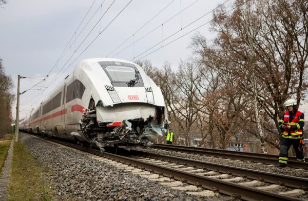 Yolcu treni ile tır çarpıştı! Ölü ve yaralılar var
