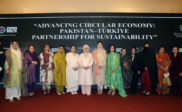 Emine Erdoğan, İslamabad'daki Pak-Türk Maarif Uluslararası Okullarını ziyaret etti