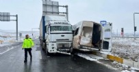 Tutak’ta tır ile minibüs çarpıştı: 8 yaralı Haberi