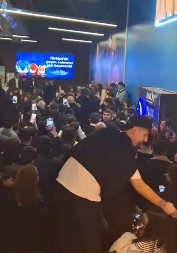İstanbul'da film galasında izdiham: Kavga sırasında yangın tüpü sıktılar
