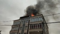 Yürekleri ağza getiren olay! Apartmanın çatısı alev aldı
