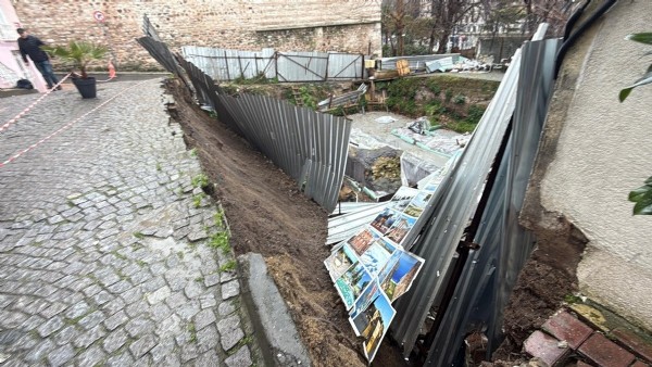 İstanbul'da toprak kayması: Yol çöktü
