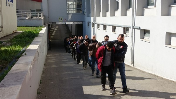 Adana'da 'torbacılara' şafak operasyonu gerçekleştirildi