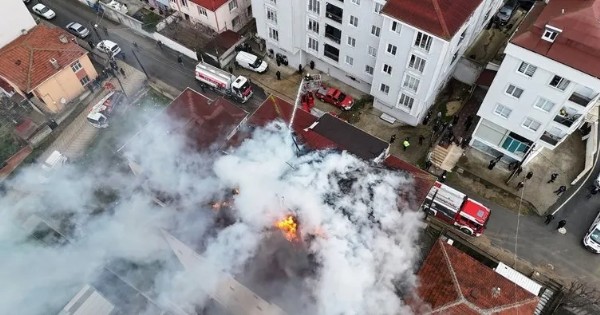 Yürekleri ağza getiren olay! Apartmanın çatısı alev aldı
