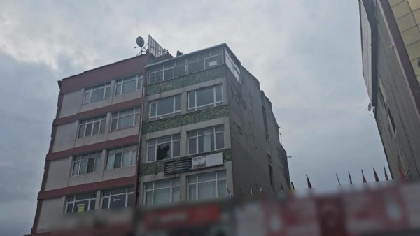 Fatih'te korkunç olay! Arkadaşlarını dövüp, camdan fırlattılar!