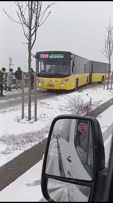 İstanbul'da kar yağışı etkisini artırdı! Bazı araçlar yokuş çıkmakta zorlandı, yolda kaldı