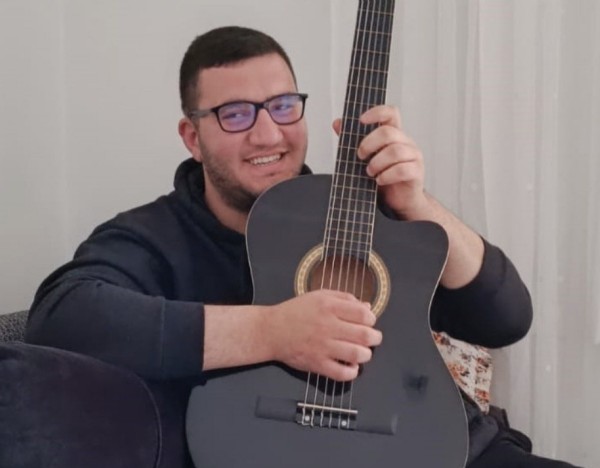 Gaziantep'te sokak köpeklerinden kaçarken kamyonet çarptı