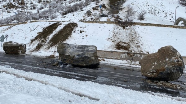 Yamaçtan kopan dev kayalar, yola düştü