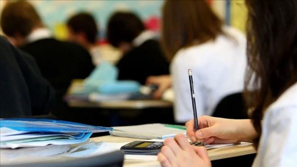 MEB'den yeni düzenleme: Devamsızlık nedeniyle sınıfta kalana...