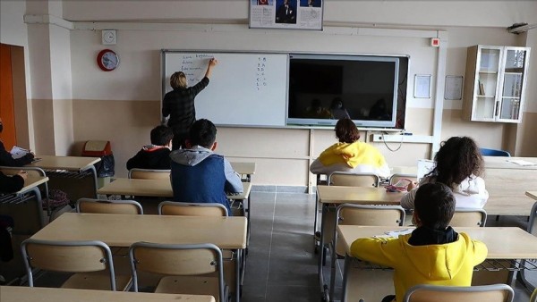 MEB'den yeni düzenleme: Devamsızlık nedeniyle sınıfta kalana...