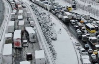 Öğrencilerin kar tatili bitti! İstanbullular haftaya trafik yoğunluğuyla başladı