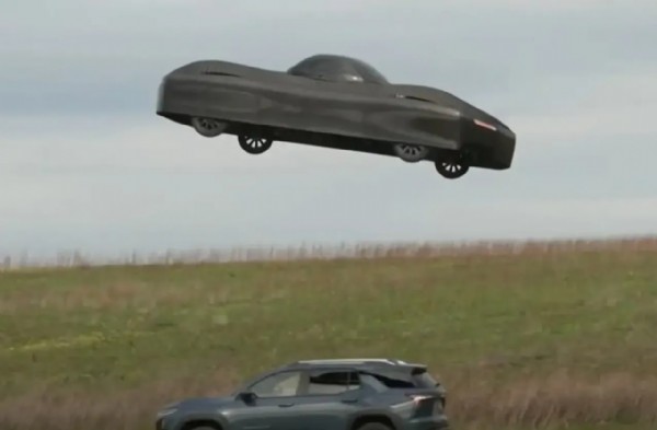 300 bin dolarlık uçan araba yola çıkıyor! İlk test görüntüleri yayınlandı