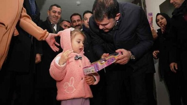 Bakan Kurum'dan depremzede Nelbi teyzeye ziyaret!