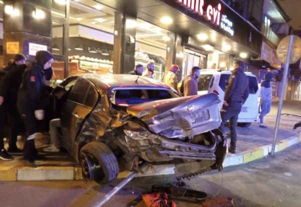 Mardin'de trafik kazası: Yaya son anda kurtuldu