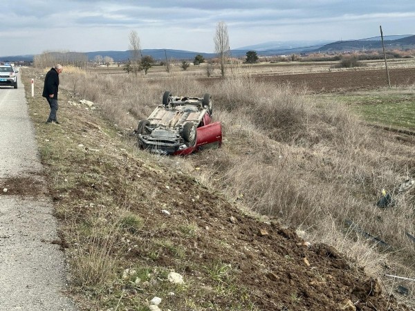Kütahya'da kontrol çıkan araç takla attı: 4 yaralı