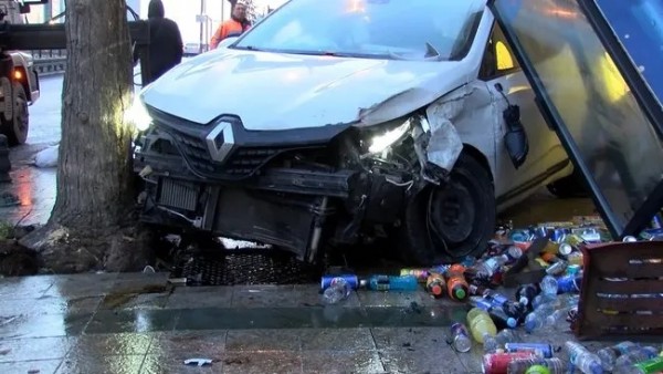 Beyoğlu'nda korkutan kaza! Virajı alamadı büfeye girdi! İşte o anlar