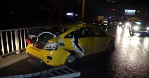 İzmir'de mazot yüklü tanker taksiye çarptı