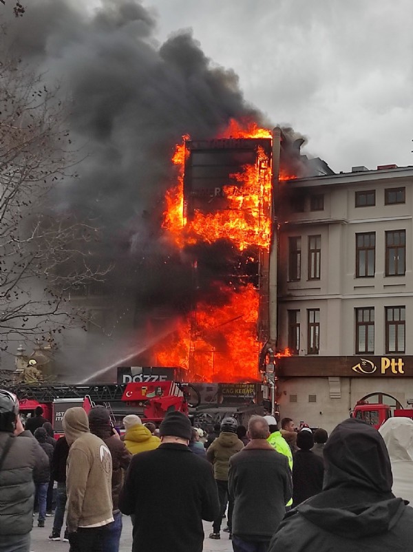 Eminönü'ndeki Mısır Çarşısında yangın çıktı