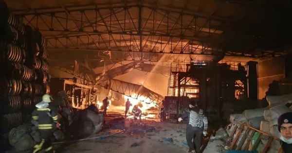 Manisa’da korkutan yangın! Halı fabrikası cayır cayır yandı!