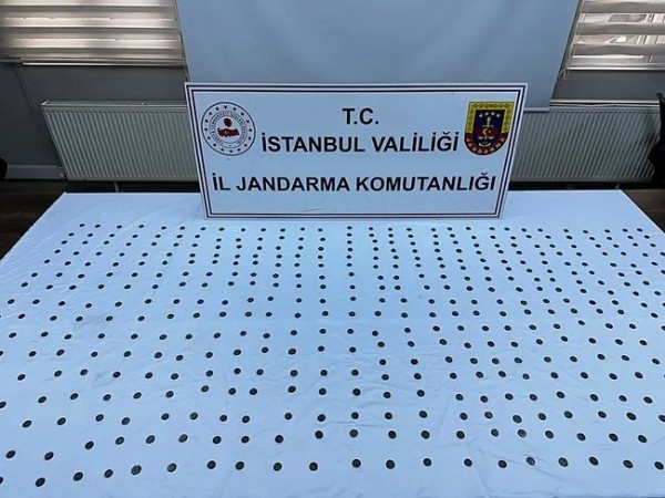 Bin 200 yıllık üzeri altın yazmalı… İstanbul’daki tarihi eser operasyonunda ele geçirildi!