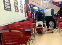 Esenyurt'ta AVM'de dehşet anları! 2 grup karşılıklı bıçak salladı! İşte o anlar