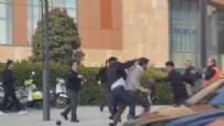 İstanbul'da AVM önünde bıçaklı kavga Haberi