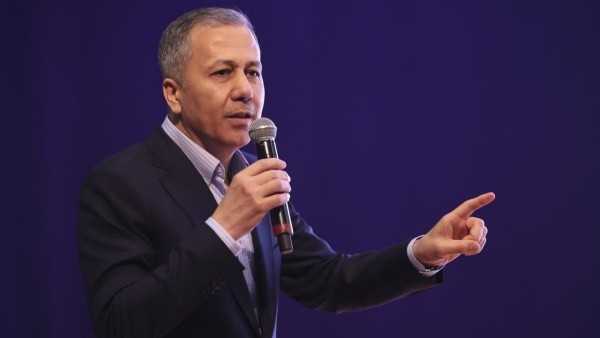 Ali Yerlikaya'dan başıboş sokak köpekleriyle ilgili açıklama
