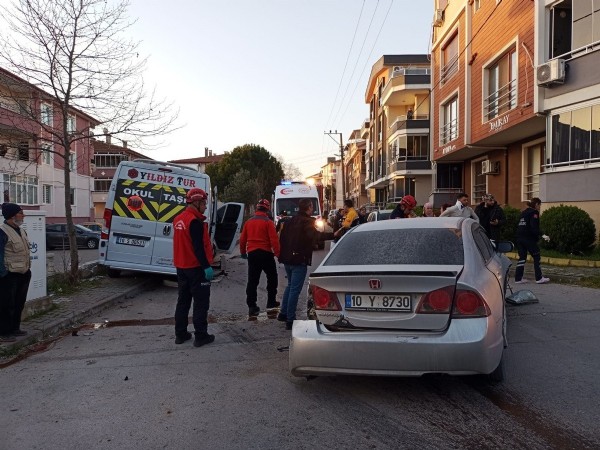 Balıkesir'de servis aracı kaza yaptı: 6 yaralı