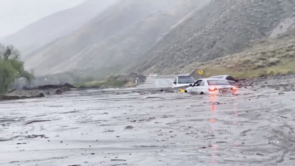 Filmleri andıran manzaralar! Sel felaketi hayatı böyle etkiledi