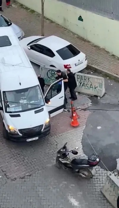 İstanbul trafiğinde korku dolu anlar: Yol verme kavgasında servis şoförünü kuzenine vurdurdu!