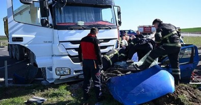 Edirne'de hafriyat kamyonu ile araç çarpıştı: Baba oğul yaralı!