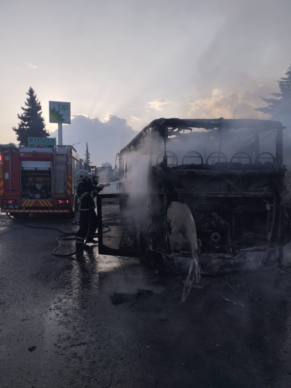 Adana'da toplu taşıma aracı alev alev yandı
