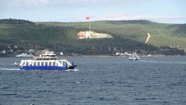 Bozcaada ve Gökçeada feribot seferlerine fırtına engeli