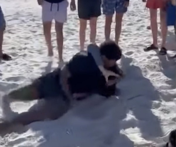 Plajda ırkçı saldırı! Kulağı koptu