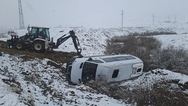 Minibüs şarampole devrildi! Çok sayıda kişi yaralandı