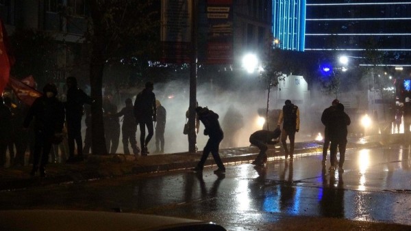 İzmir'de izinsiz eylemlere katılan 10 kişi tutuklandı