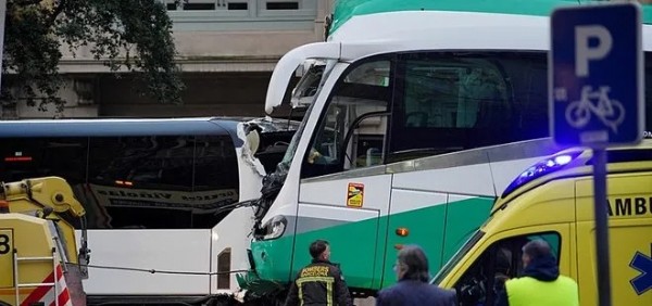 İki turist otobüsü çarpıştı: Çok sayıda yaralı var