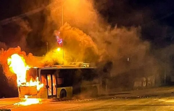 Büyükçekmece'de park halindeki İETT otobüsü yandı