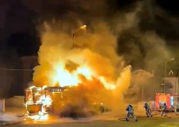 Büyükçekmece'de park halindeki İETT otobüsü yandı