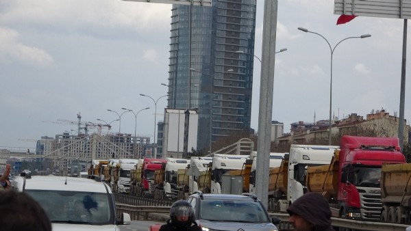 İstanbul'da hafriyat kamyonu sürücüleri İBB'yi protesto etti