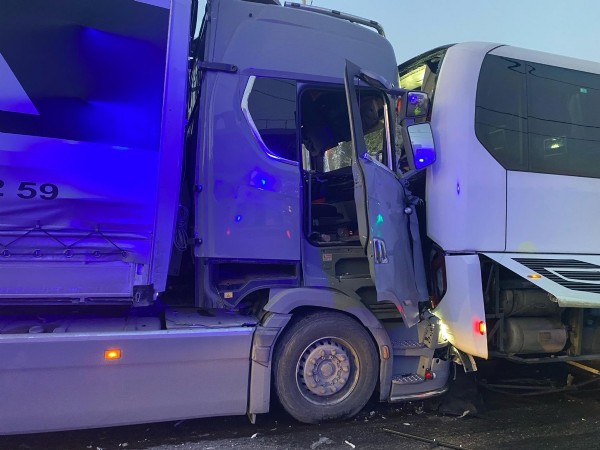 Manisa'da yolcu otobüsünün karıştığı zincirleme kaza: 1 ölü, 7 yaralı