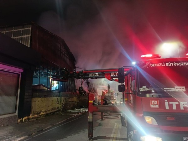 Denizli'de mobilya imalathanesi alevlere teslim oldu