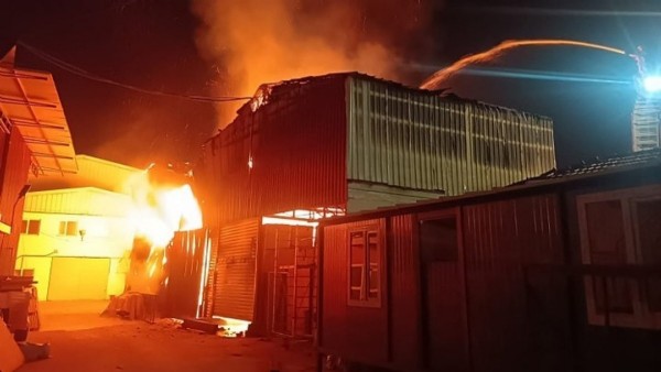 Denizli'de mobilya imalathanesi alevlere teslim oldu