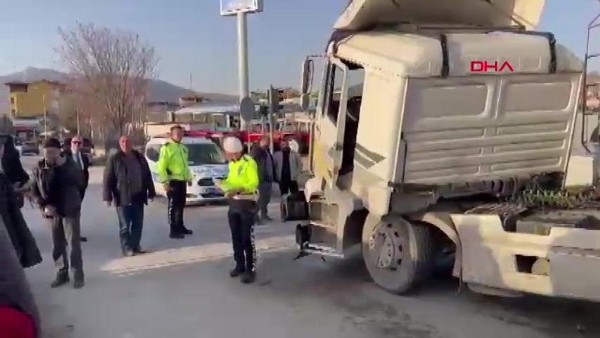 TIR ile midibüs çarpıştı! Çok sayıda yaralı var