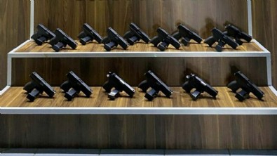 İzmir'de silah kaçakçılığı operasyonu; 15 tabanca ele geçirildi
