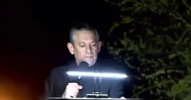 Özgür Özel'in promter ile imtihanı! Bozulunca ne yapacağını şaşırdı