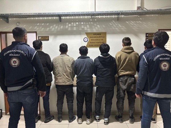 Amasya'da şüpheli araçta 6 kaçak göçmen yakalandı