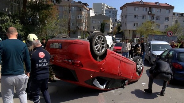 İstanbul'da motosiklete çarpan otomobil takla attı
