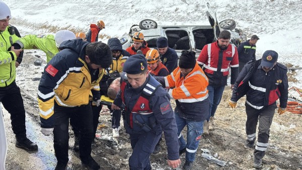 Sivas'ta aşırı hız nedeniyle takla atan araçta 3 kişi yaralandı