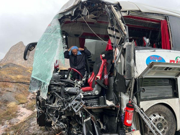 Hakkari'de otobüs ile tanker kafa kafaya çarpıştı: 1 ölü, 9 yaralı
